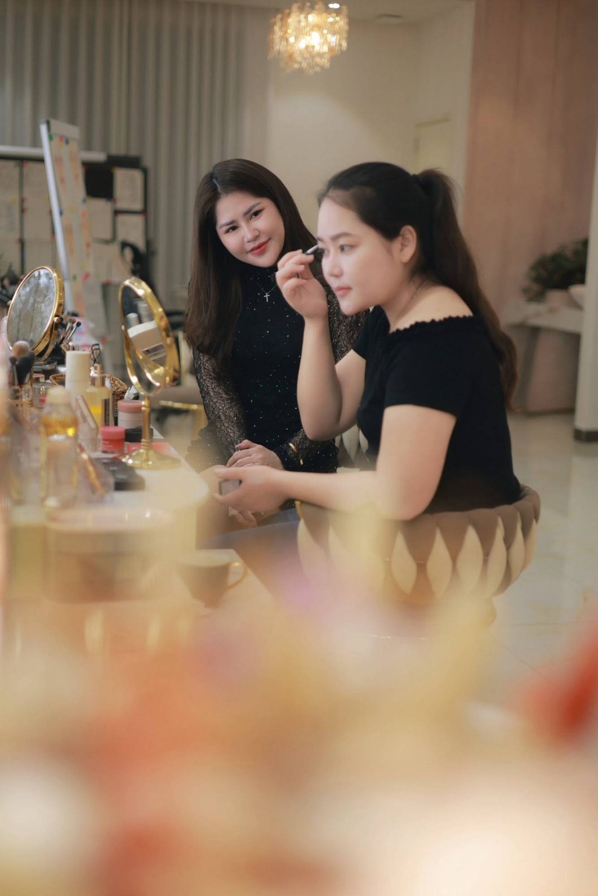 Master Phuong Ly hướng dẫn học viên tự makeup
